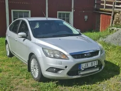 Grå Begagnad 2009 Ford Focus Halvkombi | 25 000 kr (Marknadspris)