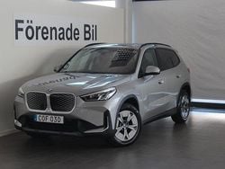 Grå (space silver metallic ) Ny 2025 BMW iX1 Shadowline SUV | 519 400 kr (Marknadspris)
