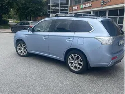 Blå Begagnad 2014 Mitsubishi Outlander P-HEV SUV | 94 900 kr (Marknadspris)