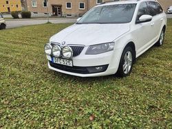 Vit Begagnad 2015 Skoda Octavia Ambition Kombi | 129 000 kr (Marknadspris)
