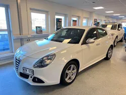 Vit Begagnad 2013 Alfa Romeo Giulietta Distinctive Halvkombi | 84 900 kr (Marknadspris)