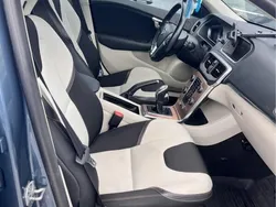 Blå Begagnad 2014 Volvo V40 CC Momentum Kombi | 100 000 kr (Bra pris)