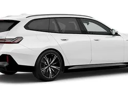 Vit Ny 2025 BMW 530e Comfort Edition Kombi | 759 900 kr (Marknadspris)