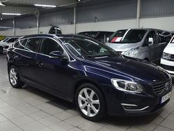 Mörkblå Begagnad 2016 Volvo V60 Momentum Kombi | 154 900 kr (Marknadspris)