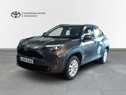 Mörkgrå (grå) Begagnad 2024 Toyota Yaris Hybrid Active SUV | 284 900 kr (Dyr)