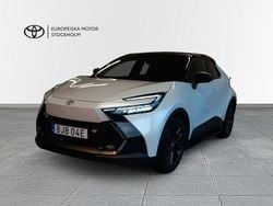 Vit Begagnad 2024 Toyota C-HR+ Sport SUV | 429 900 kr (Marknadspris)