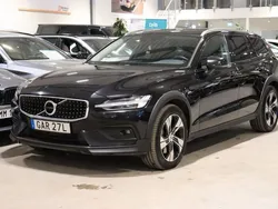 Svart Begagnad 2021 Volvo V60 CC Momentum Kombi | 269 900 kr (Marknadspris)