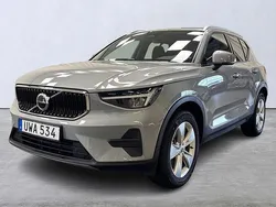 Grå Begagnad 2023 Volvo XC40 Core SUV | 349 900 kr (Marknadspris)