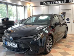 Svart Begagnad 2020 Toyota Corolla Hybrid Style Halvkombi | 216 000 kr (Marknadspris)