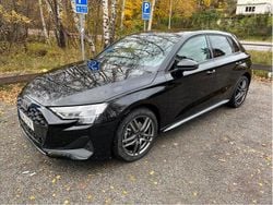 Svart Begagnad 2025 Audi A3 Sportback Halvkombi | 315 000 kr (Marknadspris)