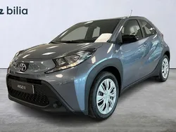 Grå Ny 2025 Toyota Aygo Play Halvkombi | 215 800 kr (Marknadspris)