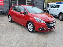 Mörkröd Begagnad 2015 Peugeot 208 Halvkombi | 64 000 kr (Marknadspris)