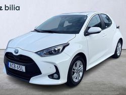 Vit Begagnad 2023 Toyota Yaris Hybrid Active Halvkombi | 224 900 kr (Marknadspris)