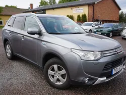 Mörkgrå Begagnad 2015 Mitsubishi Outlander P-HEV SUV | 124 900 kr (Marknadspris)