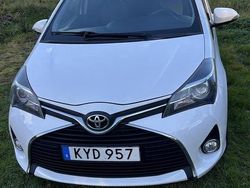 Vit Begagnad 2015 Toyota Yaris Active Halvkombi | 75 000 kr (Marknadspris)