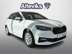 Vit Ny 2025 Skoda Fabia Selection Halvkombi | 262 400 kr (Marknadspris)