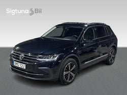 Svart Begagnad 2022 VW Tiguan SUV | 319 800 kr (Marknadspris)