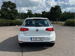 Vit Begagnad 2015 VW Golf VII Halvkombi | 75 900 kr (Marknadspris)