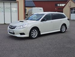 Vit Begagnad 2010 Subaru Legacy Kombi | 35 000 kr (Marknadspris)