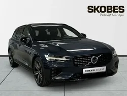 Mörkblå (blå) Begagnad 2022 Volvo V60 R-Design Kombi | 469 500 kr (Marknadspris)
