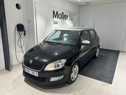 Svart (black magic pärleffekt) Begagnad 2012 Skoda Fabia Elegance Halvkombi | 34 000 kr (Marknadspris)