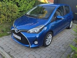 Blå Begagnad 2015 Toyota Yaris Hybrid Halvkombi | 125 000 kr (Marknadspris)
