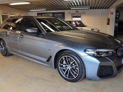 Blå (bluestone metallic) Begagnad 2022 BMW 530e M Sport Kombi | 419 000 kr (Lite dyr)
