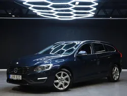 Blå Begagnad 2015 Volvo V60 Summum Kombi | 139 900 kr (Marknadspris)