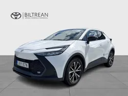 Vit Begagnad 2023 Toyota C-HR Style SUV | 399 000 kr (Marknadspris)