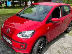 Röd Begagnad 2015 VW up! high up! Halvkombi | 59 000 kr (Marknadspris)