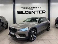 Grå Begagnad 2019 Volvo V60 CC Momentum Kombi | 269 900 kr (Marknadspris)