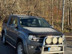 Grå Begagnad 2015 VW Amarok Highline Pickup | 118 000 kr (Marknadspris)