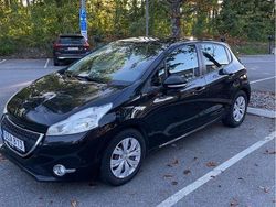 Svart Begagnad 2015 Peugeot 208 Halvkombi | 53 000 kr (Marknadspris)