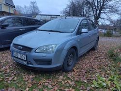 Blå Begagnad 2007 Ford Focus Halvkombi | 5 000 kr (Superpris)