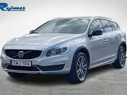 Silver (bright silver met) Begagnad 2018 Volvo V60 CC Standard Kombi | 189 800 kr (Marknadspris)