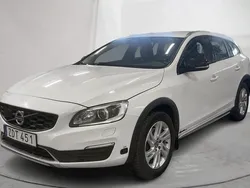 Vit Begagnad 2018 Volvo V60 CC Kombi | 135 000 kr