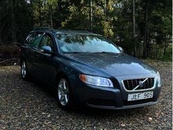 Grå Begagnad 2008 Volvo V70 Kinetic Kombi | 38 000 kr (Marknadspris)