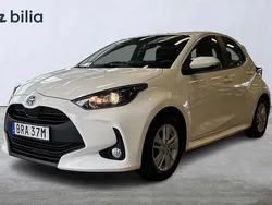 Vit Begagnad 2023 Toyota Yaris Hybrid Active Halvkombi | 234 900 kr (Marknadspris)