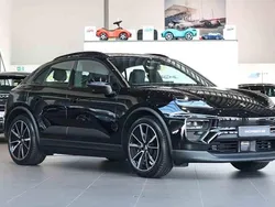 Svart Ny 2025 Porsche Macan 4 Electric SUV | 1 004 600 kr