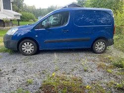 Blå Begagnad 2016 Peugeot Partner Minibuss | 75 000 kr (Marknadspris)