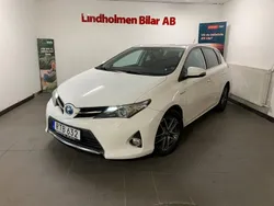 Vit Begagnad 2015 Toyota Auris Hybrid Edition Halvkombi | 116 900 kr (Marknadspris)