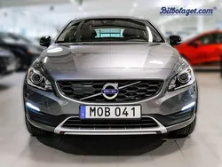 Grå Begagnad 2016 Volvo V60 CC Momentum Kombi | 184 900 kr (Marknadspris)