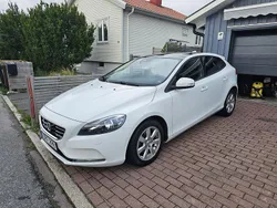 Vit Begagnad 2015 Volvo V40 Kinetic Kombi | 148 900 kr (Marknadspris)