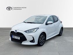 Vit Begagnad 2022 Toyota Yaris Hybrid Active Halvkombi | 218 900 kr (Marknadspris)