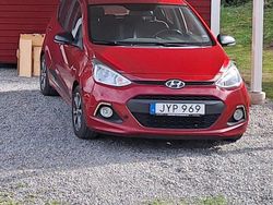 Röd Begagnad 2016 Hyundai i10 Halvkombi | 69 000 kr (Marknadspris)