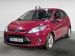 Röd Begagnad 2010 Ford Fiesta Titanium Halvkombi | 74 900 kr (Marknadspris)