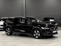 Svart (svart metallic) Begagnad 2020 Volvo V60 CC Momentum Kombi | 319 900 kr (Marknadspris)