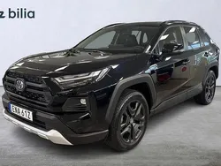 Svart Begagnad 2024 Toyota RAV4 Hybrid SUV | 469 800 kr (Marknadspris)