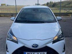 Vit Begagnad 2018 Toyota Yaris Hybrid Halvkombi | 109 000 kr (Bra pris)