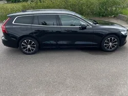 Svart Begagnad 2021 Volvo V60 Momentum Kombi | 259 000 kr (Marknadspris)